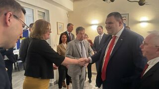 Предвождана от Пеевски делегация <span class="highlight">на</span> ДПС беше приета от посланиците <span class="highlight">на</span> страните от <span class="highlight">ЕС</span>