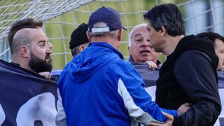 Снимка на деня: Фенове забавиха началото на мача между "Левски" и "Черно море"