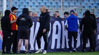 Снимка на деня: Фенове забавиха началото на мача между "Левски" и "Черно море"