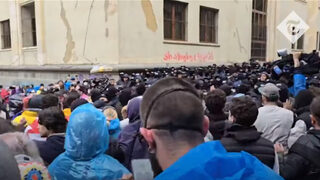 Полицията в Тбилиси разгони протестиращи срещу закона за чуждите агенти пред парламента (видео)