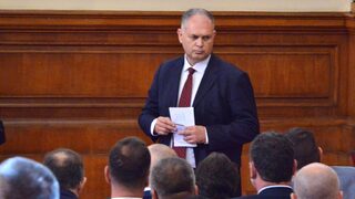 "Откъдето жената - от там и родата!": с оригинален <span class="highlight">слоган</span> кандидат-депутат агитира за гласовете на видинчани