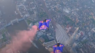 Видео показва първия полет с wingsuit през през отвора на моста "Тауър" в Лондон