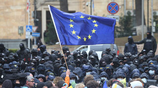 С внушително мнозинство парламентът в Грузия прие закона за "чуждите агенти"