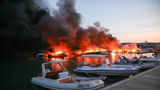 Десетки яхти изгоряха след пожар на яхтено пристанище в Хърватия