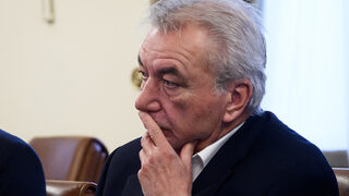 Банката <span class="highlight">за</span> <span class="highlight">развитие</span> да финансира безлихвено държавни служители, предлага Карадимов