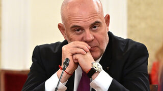 Статус на деня: Братството на червения конец