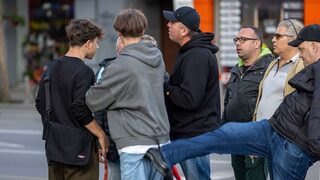 Различни версии и няколко кадъра: Тийнейджъри и протестиращи стигнаха до сблъсък