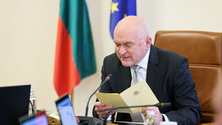 Главчев раздаде на министрите си "Приказка за стълбата"