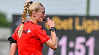 Снимка на деня: Историческият мач в Първа лига, ръководен от жена