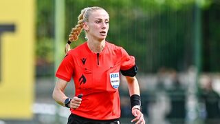 Снимка на деня: Историческият мач в Първа лига, ръководен от жена