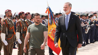 Крал чака президент на летището: Испания посрещна Зеленски с рекордна помощ и неочаквани почести
