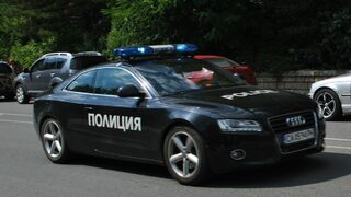 Автомобил се заби в паркирани коли във Велико Търново, след като полицията му спука гумите