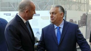 Румен Радев иска да е като Орбан. Но не може