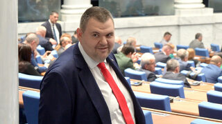 Знамето не било знаме: Изборната комисия отказа да санкционира Пеевски за билбордове с трибагреника
