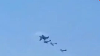 Два малки самолета се сблъскаха на авиошоу, единият пилот е загинал (видео)