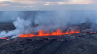 Снимки от въздуха показват ново изригване на вулкана Килауеа на Хаваите