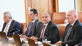 <span class="highlight">Министерство</span> <span class="highlight">на</span> <span class="highlight">транспорта</span> получи допълнителни почти 2.64 млн.лв. за увеличение <span class="highlight">на</span> заплати