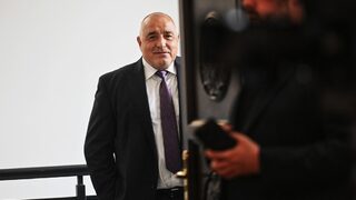 Оставянето на ДПС на "една ръка разстояние" от властта вече не е реалистично
