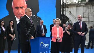Борисов обещава, че няма да е Орбан, а Брюксел си затваря очите за чекмеджето