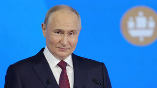 С растящи военни заплати Путин печели работническата класа
