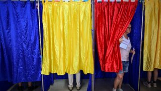 Управляващите в Румъния взеха над половината гласове на евровота