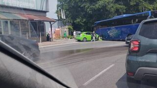 Автобус с деца и такси се удариха в София, само шофьорът на колата е пострадал