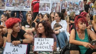 Полицаи "разследват" домашно насилие: Не се смутиха от посегателство пред очите им