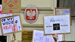 Полша налага солени глоби на болници, които отказват право на аборт