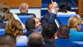 Трети парламент зацикли още в началото