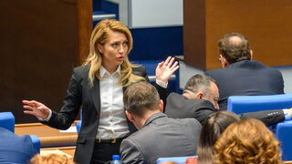 Рая Назарян стана председател на парламента с помощта на "Има такъв народ" (видео)