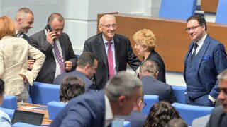 Депутатите си дадоха втора почивка, ГЕРБ още търси подкрепа за Назарян