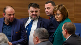 "Дворцовият преврат" провалил преговорите за подкрепа на кабинет, а разцеплението в БСП е все по-тежко