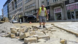 Снимка на деня: Жълтите <span class="highlight">павета</span> за кой ли път са в ремонт