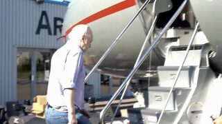 Асанж ще се признае за виновен и напусна Великобритания, освободен под гаранция