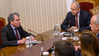 "Ще кажат, че си подхвърляме топката": "Има такъв народ" и Румен Радев си говориха за <span class="highlight">президентска</span> <span class="highlight">република</span>