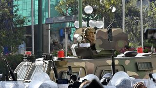 Опит за преврат в Боливия, танк и въоръжени военни завзеха сградата на правителството