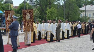 Под звука на камбаните с литийното шествие започна интронизацията на новия патриарх