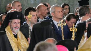 Политици и представители на поместни църкви са сред гостите на церемонията