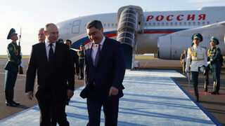 Путин пристигна в Казахстан за среща на създадена от Русия и Китай група