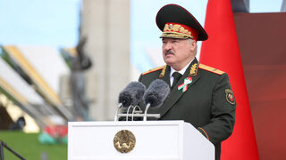 Лукашенко помилва болния от рак лидер на опозицията в Беларус