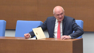 Изслушването в парламента на премиера и министъра на отбраната (видео)