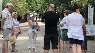 Комисията за потребителите и Икономическа полиция проверяват <span class="highlight">екскурзоводи</span>
