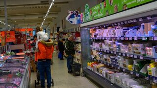 През май растат продажбите на храна, дрехи и обувки