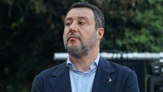 Прокуратурата в Италия поиска 6 г. затвор за спрял мигранти министър