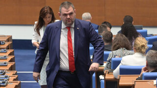 Пеевски задейства партийния актив да се кълне във вярност на Доган, докато заплашва и громи деребеите