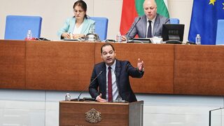 Парламентът ще изслуша Калин Стоянов след побоя над студент в бар на морето