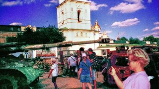 "Хората са се адаптирали": Изложба в София показва живота в Украйна въпреки войната
