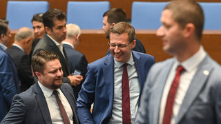 Верните на Доган станаха повече от тези на Пеевски, независимите вече са трета сила в парламента