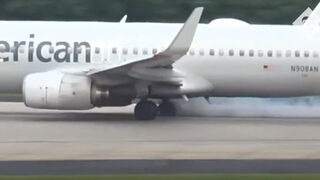 Самолет на American Airlines спука гума при излитане, но успя да спре в края на пистата (видео)