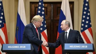 Нападки към демократите и тениски с Тръмп: какво мислят в Русия за покушението